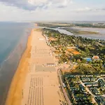 Spacious With Large Balcony Апартаменты